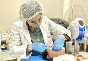 Xóa nhăn bọng mắt bằng chỉ collagen